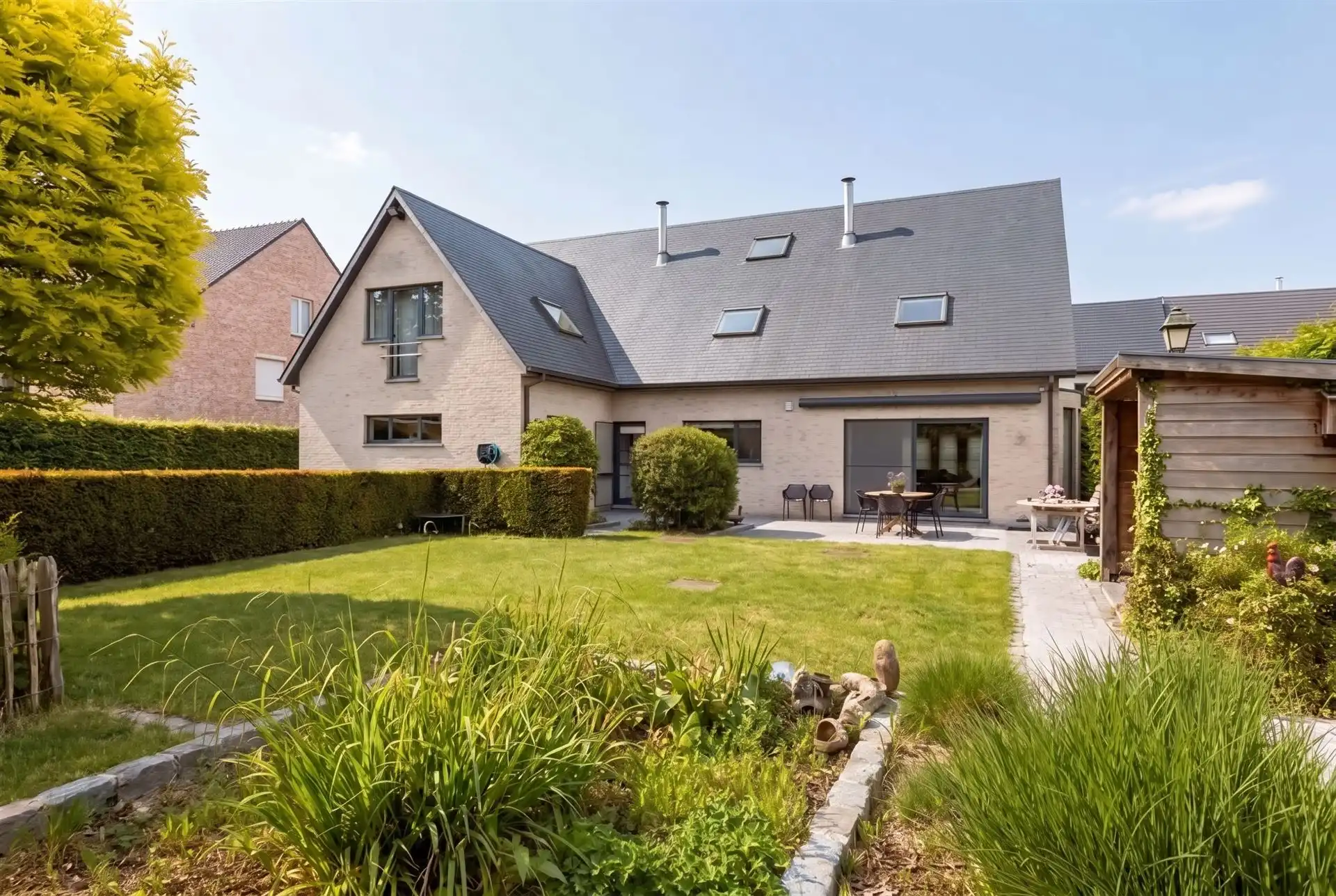 Instapklare villa met loods en tal van mogelijkheden foto {{pictureIndex}}
