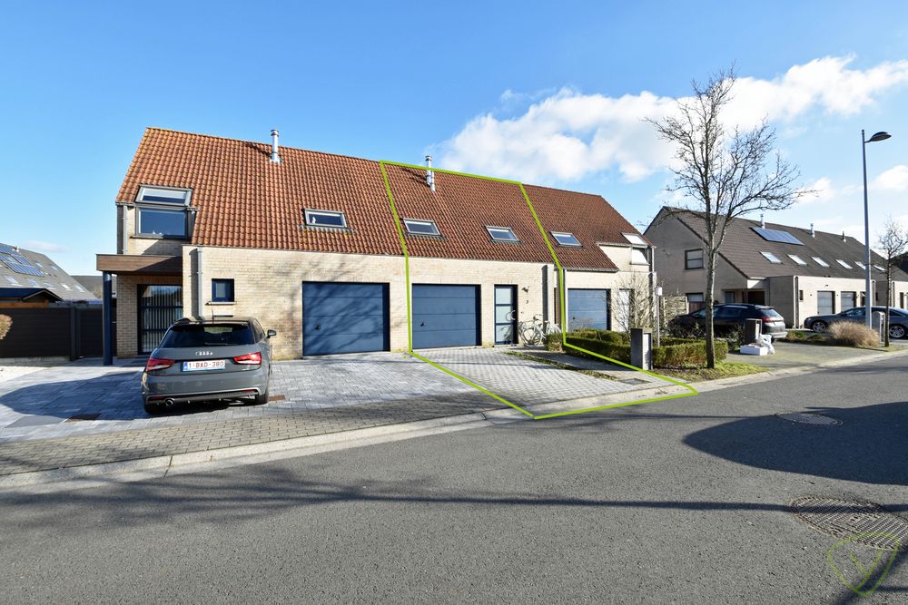 Modern afgewerkte en zeer verzorgde woning met een zonnnige tuin gelegen in een rustige woonwijk! foto {{pictureIndex}}