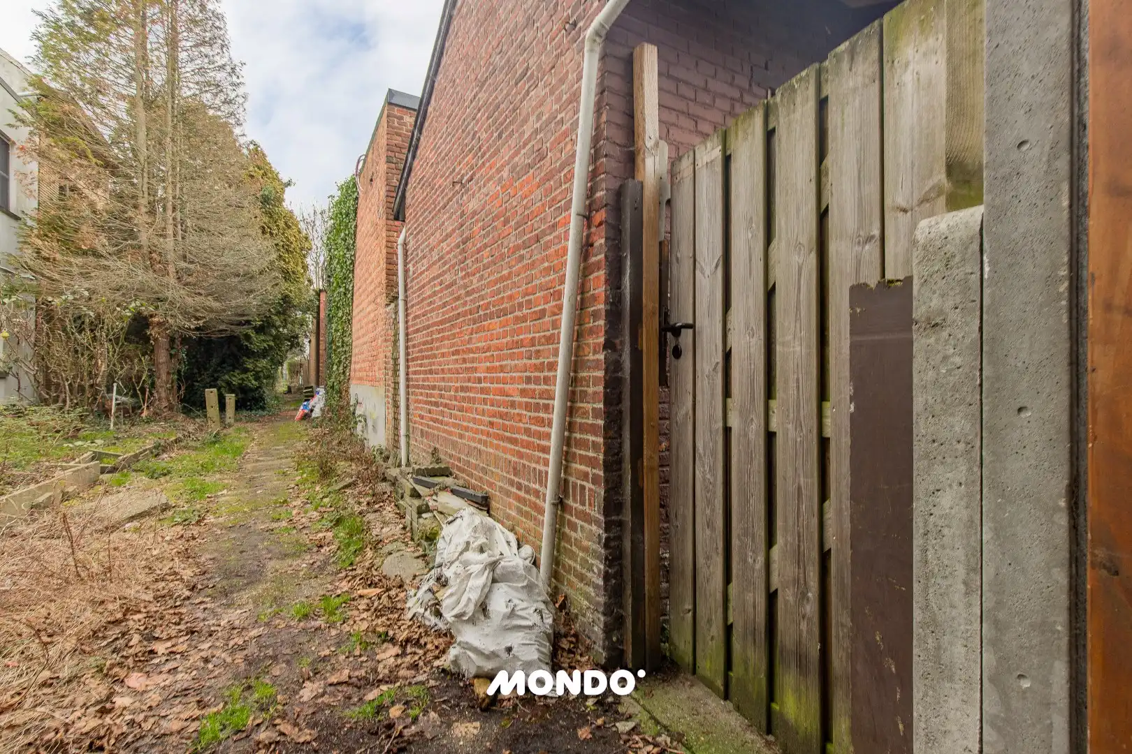 Deels gerenoveerde gezinswoning met 5 à 6 slaapkamers en tuin met achteruitweg foto 21