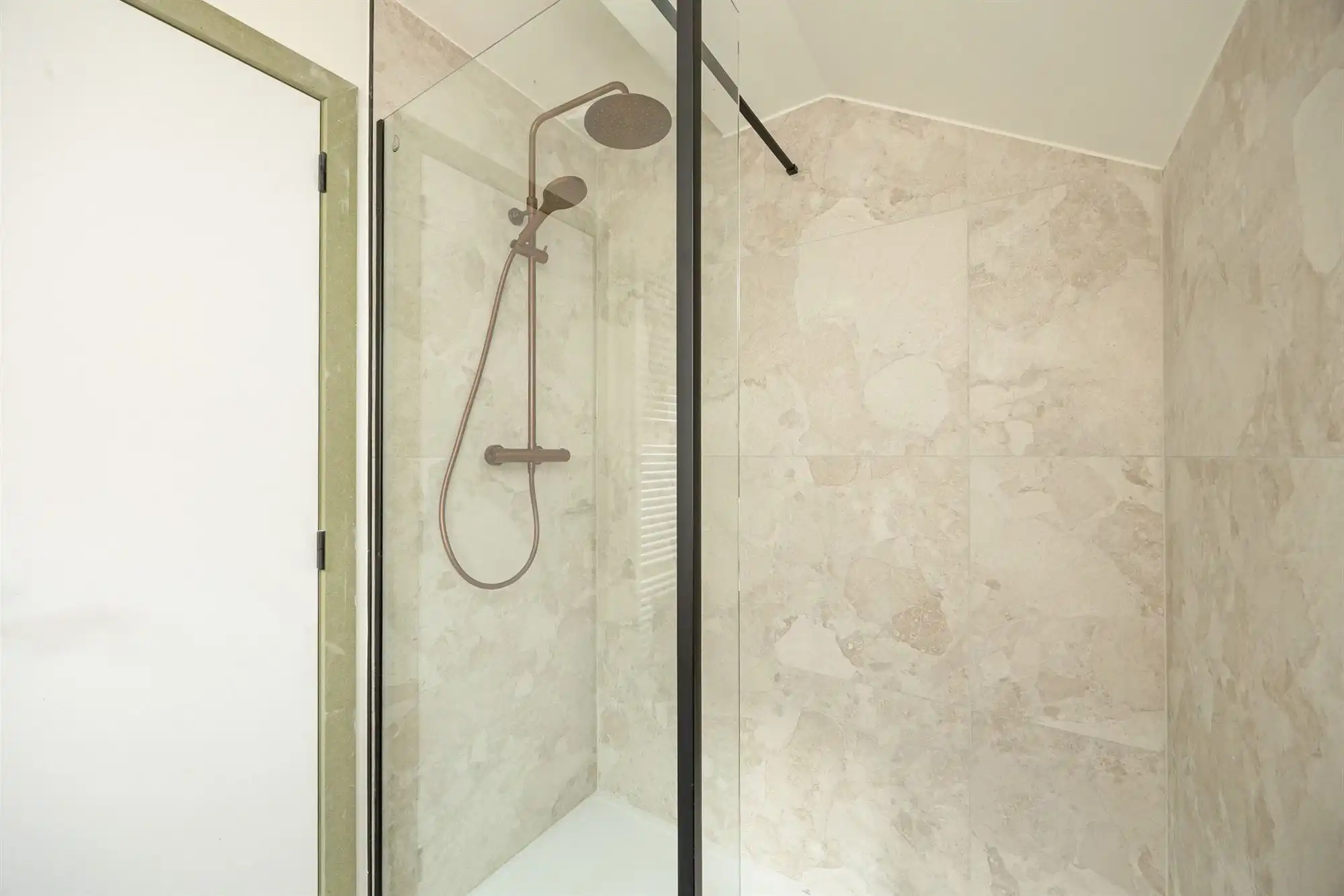 Gerenoveerde woning met 3 slaapkamers en tuin te Lier foto 10