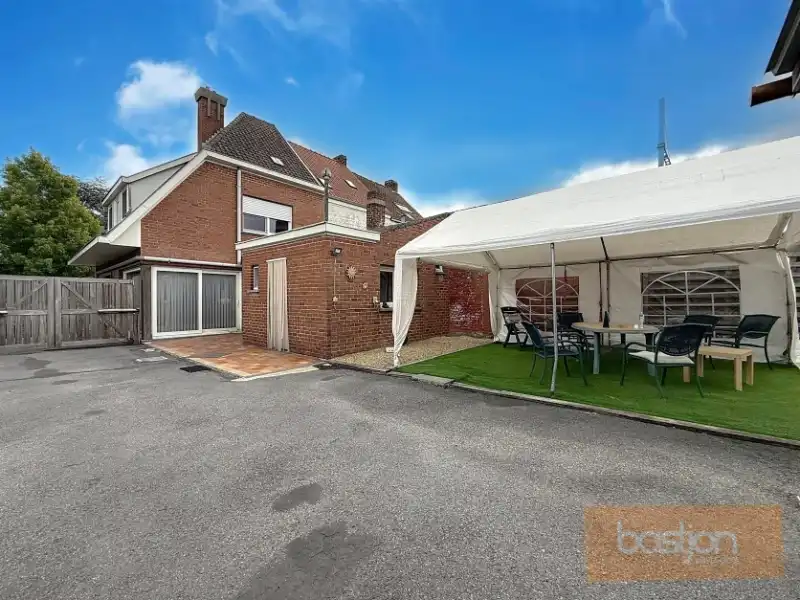 Halfopen bebouwing in rustige, doodlopende straat foto 9