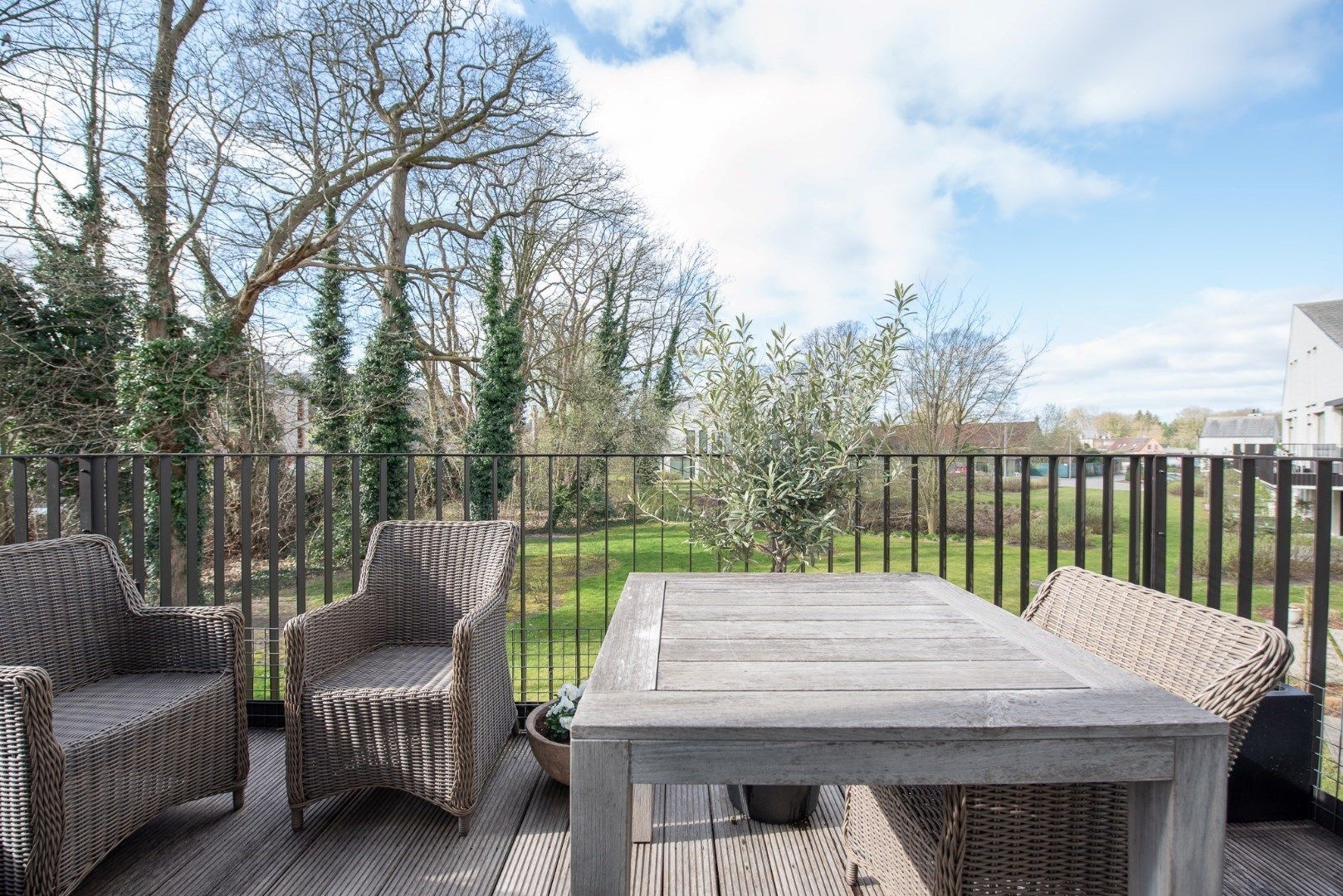Instapklaar, luxueus, recent appartement in Park De Borchgrave te Olsene foto 14