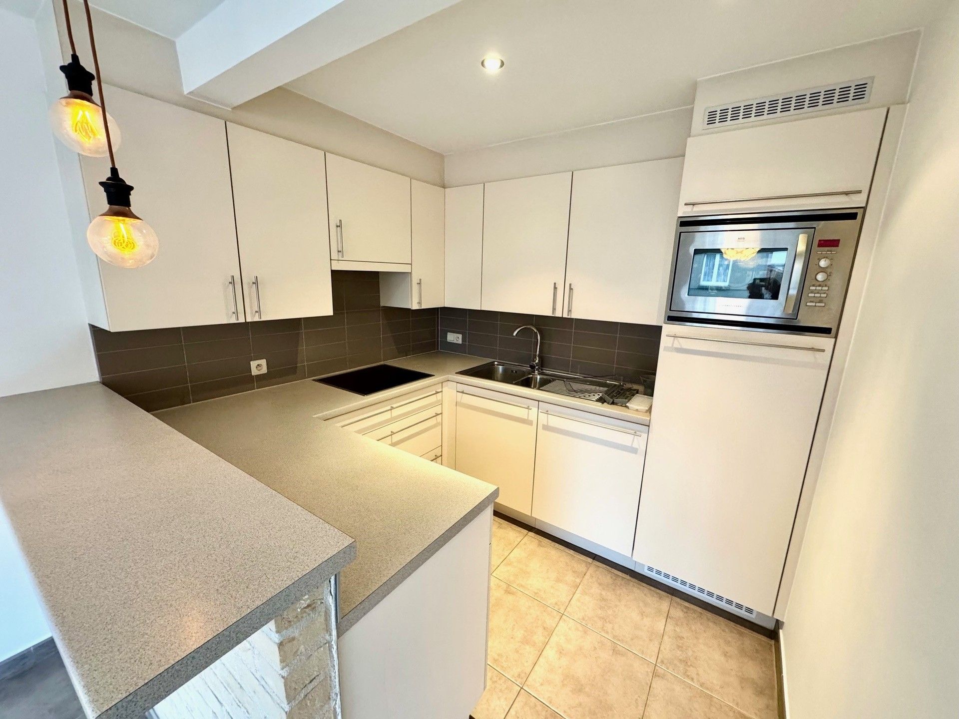 Verzorgd en instapklaar éénslaapkamerappartement te koop in het hart van De Haan, op wandelafstand van winkels, openbaar vervoer en andere voorzieningen. foto 4