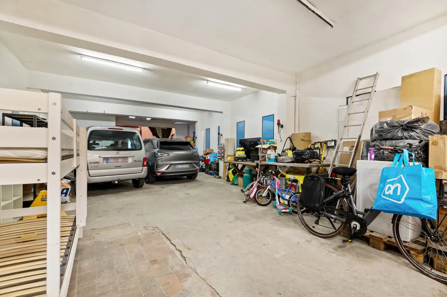 Opbrengsteigendom met een groot magazijn en 3 appartementen te koop! foto 3