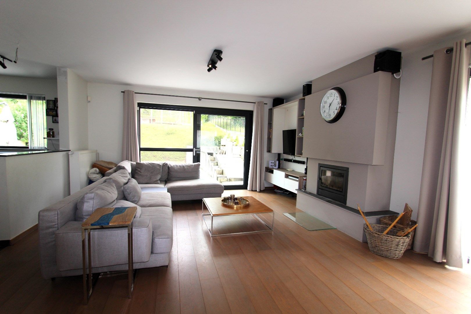 RECENTE WONING MET 5 SLAAPKAMERS EN GROTE TUIN foto 3
