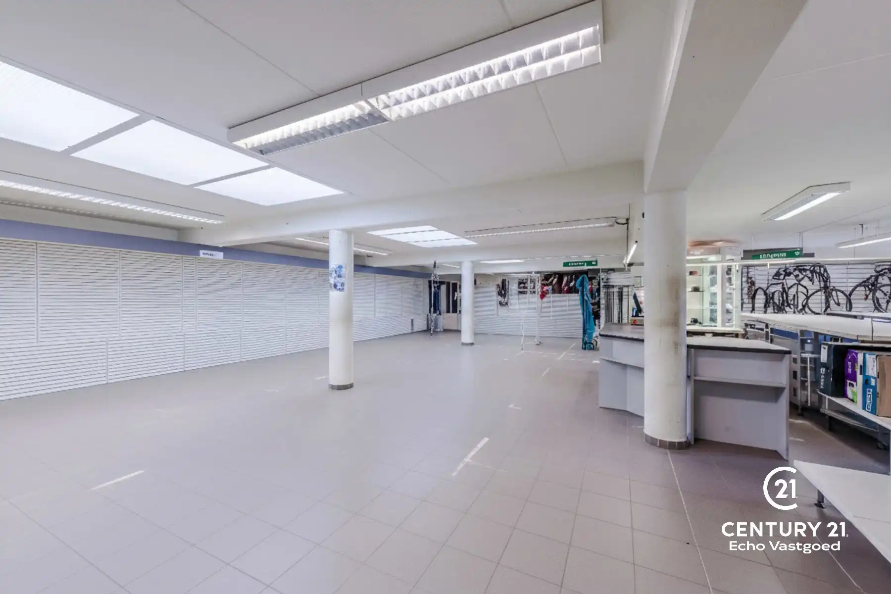 Topgelegen handelspand met magazijn en privatieve parking foto 7