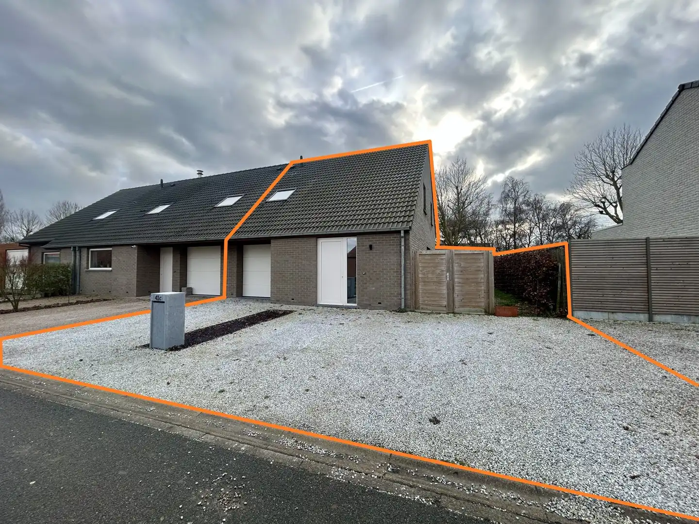 Recente halfopen bebouwing met 3 slaapkamers, garage en tuin te Vinkt! foto {{pictureIndex}}