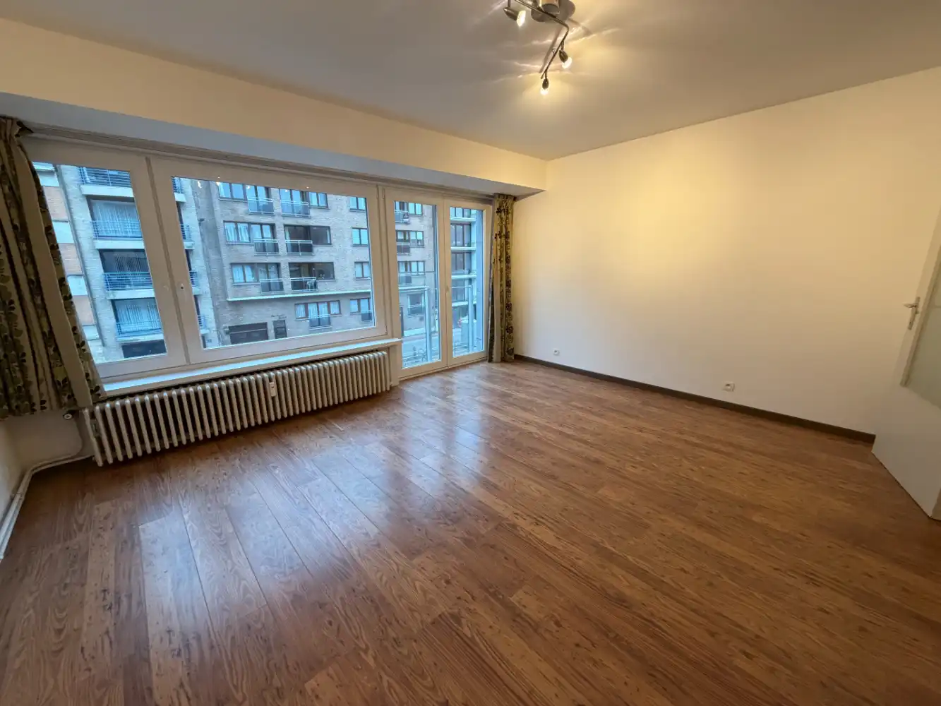 Instapklaar goed onderhouden appartement met één slaapkamer in het hartje van Blankenberge. Dichtbij het strand, het commercieel centrum en het openbaar vervoer. foto 2