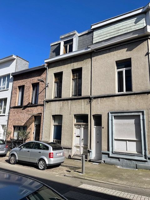 Volledig te renoveren rijwoning met karakter in hartje Borgerhout! foto {{pictureIndex}}