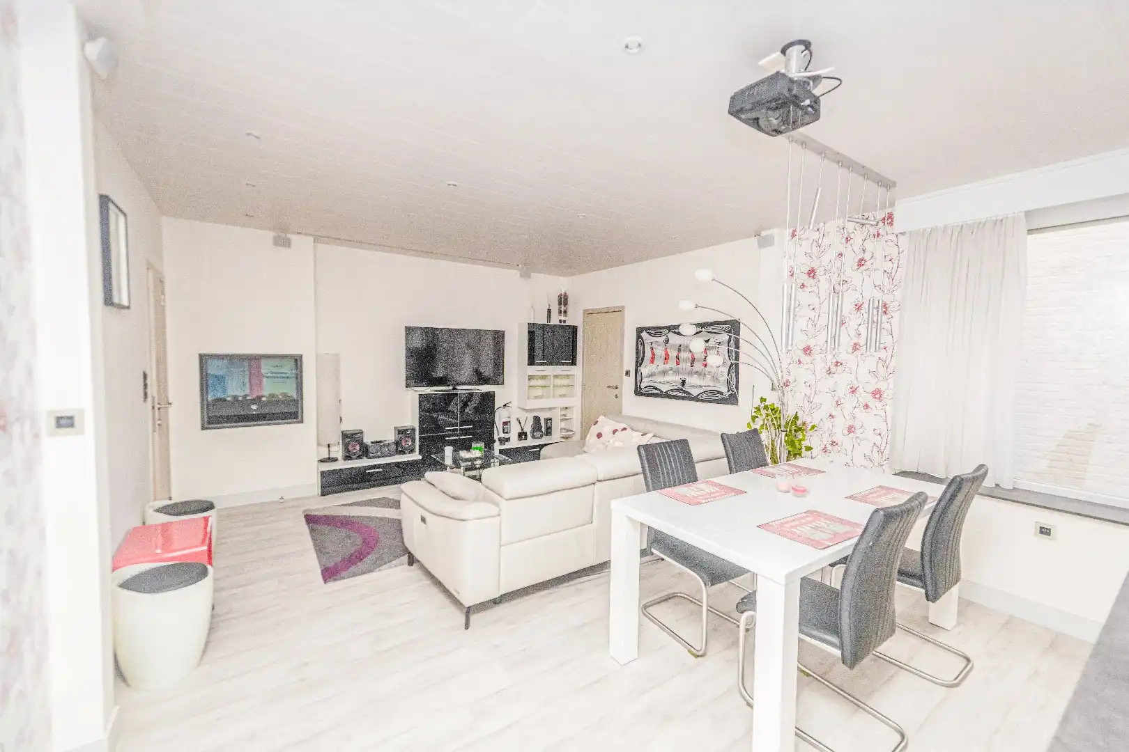 Ruim modern appartement met 3 slaapkamers en terras foto 2