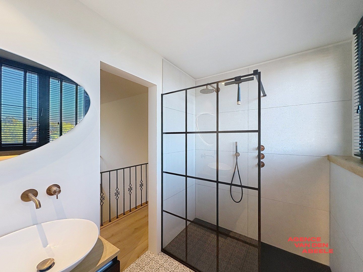 Ruime alleenstaande villa met grote tuin en veranda foto 13