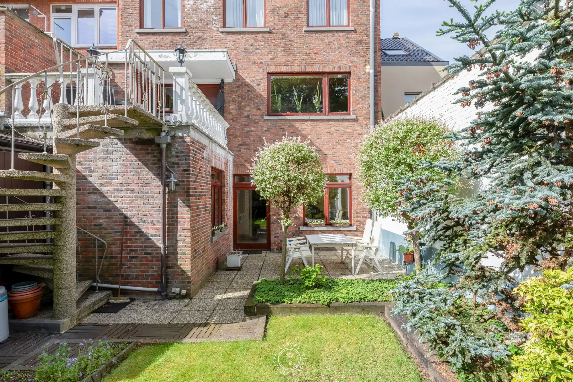 Statig en veelzijdig herenhuis met praktijkruimte in het centrum van Sint-Niklaas foto 3