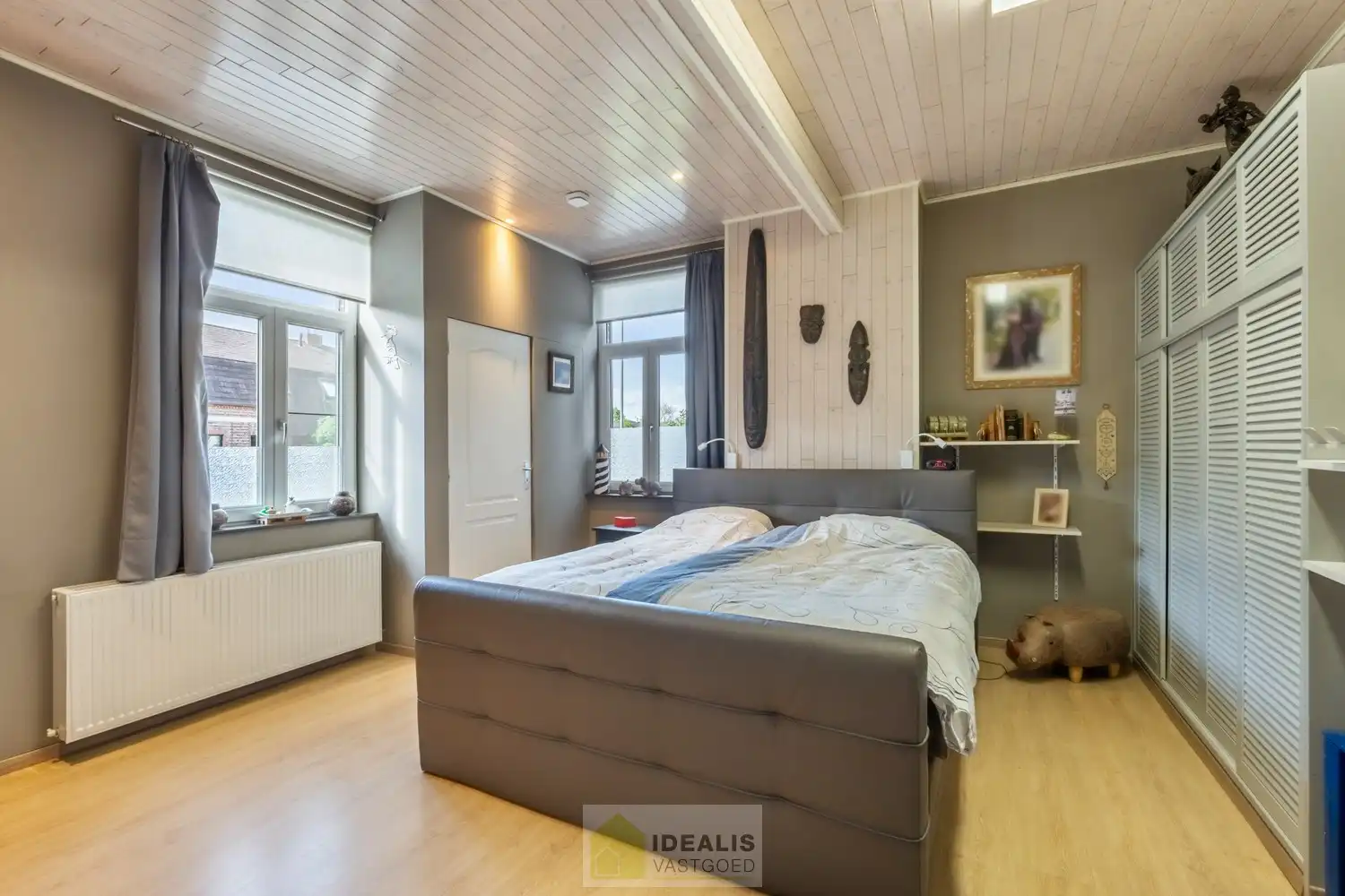 IDEALIS VASTGOED – KARAKTERISTIEKE INSTAPKLARE LANGGEVELHOEVE MET 5 SLAAPKAMERS, SFEERVOLLE LEEFRUIMTE EN AANSLUITEND VERANDA MET VOLZICHT OP DE PRACHTIGE TUIN EN ACHTERLIGGENDE WEILANDEN OP EEN PERCEEL VAN MAAR LIEFST 1,6 HECTARE (16.000M²)!! Deze karakteristieke hoeve uit 1904 omvat +- 231m² netto bewoonbare oppervlakte met een sfeervolle woonkamer die uitgeeft op de lichtrijke veranda, aansluitend een goed uitgeruste keuken voorzien van alle comfort, 5 slaapkamers waarvan één gelijkvloers en een badkamer voorzien van douche én dubbel badkamermeubel.. Deze langgevelhoeve biedt een unieke kans voor kandidaten op zoek naar een instapklare woning voorzien van alle comfort, ruimte en een prachtig aangelegde tuin met achterliggende weilanden. foto 14