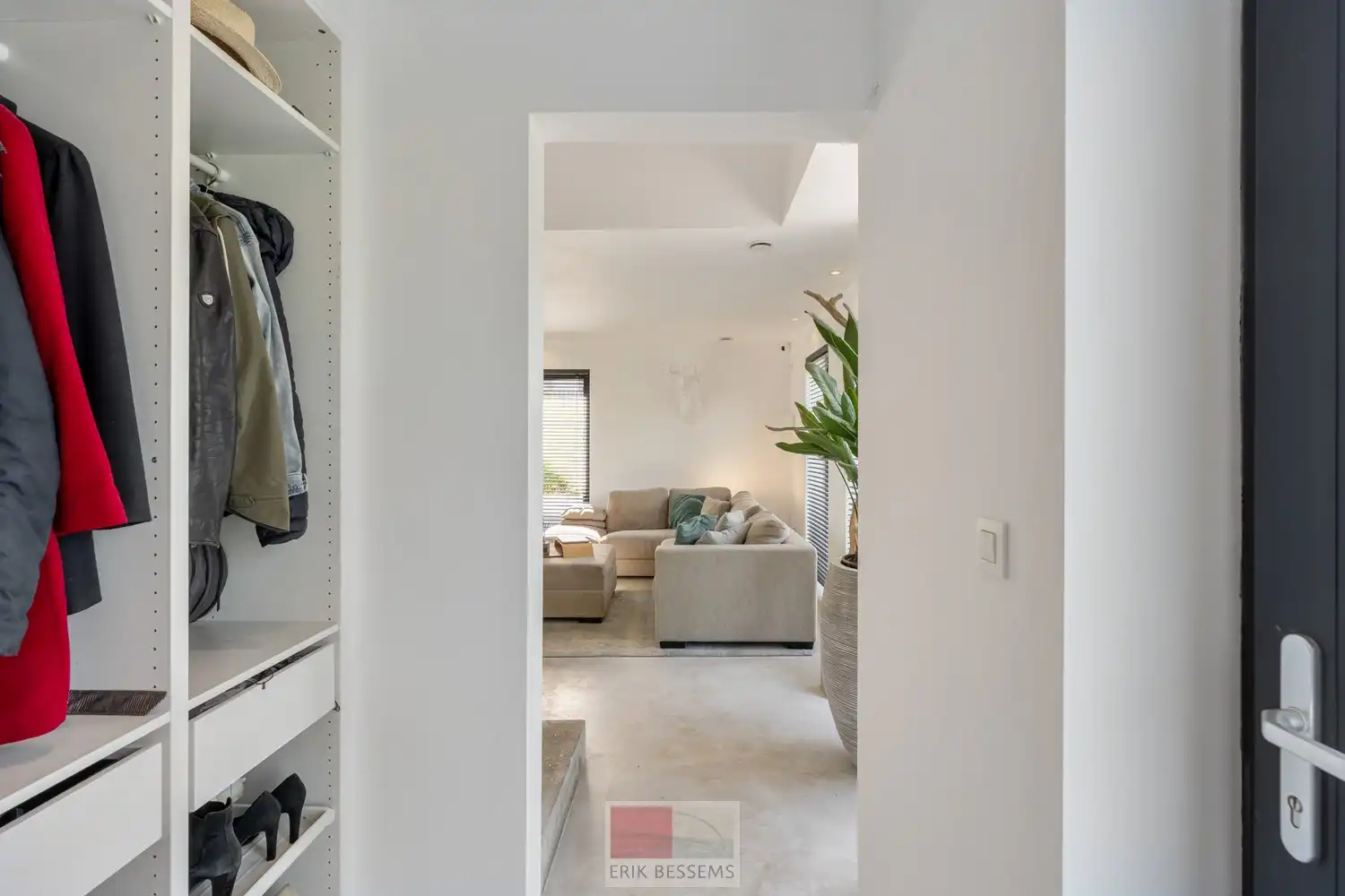 Op een royaal perceel van circa 910 m² ligt deze moderne en energiezuinige woning van circa 177 m² bewoonbare oppervlakte, met een weids panorama over het Limburgse Heuvelland. foto 6