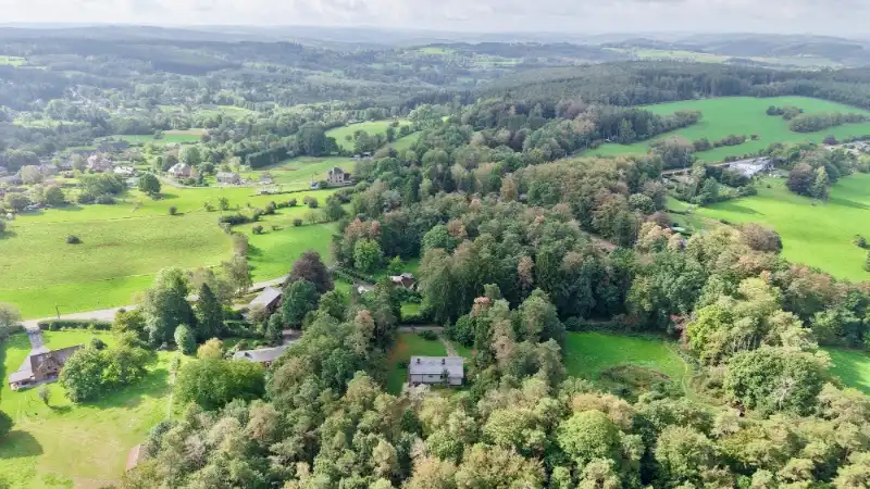 Hoofdfoto van de publicatie: --- NOUVEAU --- Bungalow quatre façades avec 2 chambres, garage et grand jardin dans un environnement verdoyant.