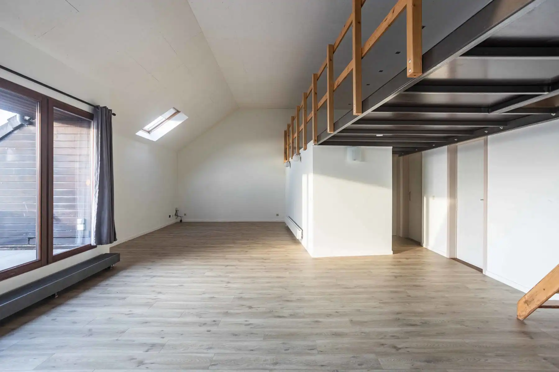 Te koop: ruim dakappartement met terras en private parking foto 3