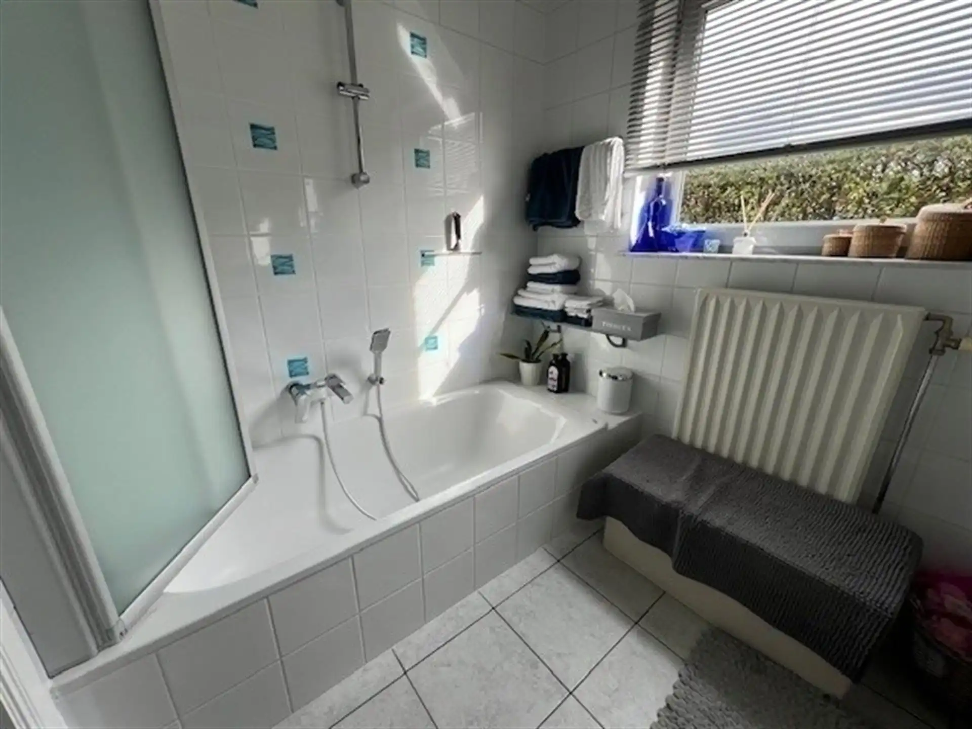 Stijlvol appartement met 2 slaapkamers en grote tuin! foto 7