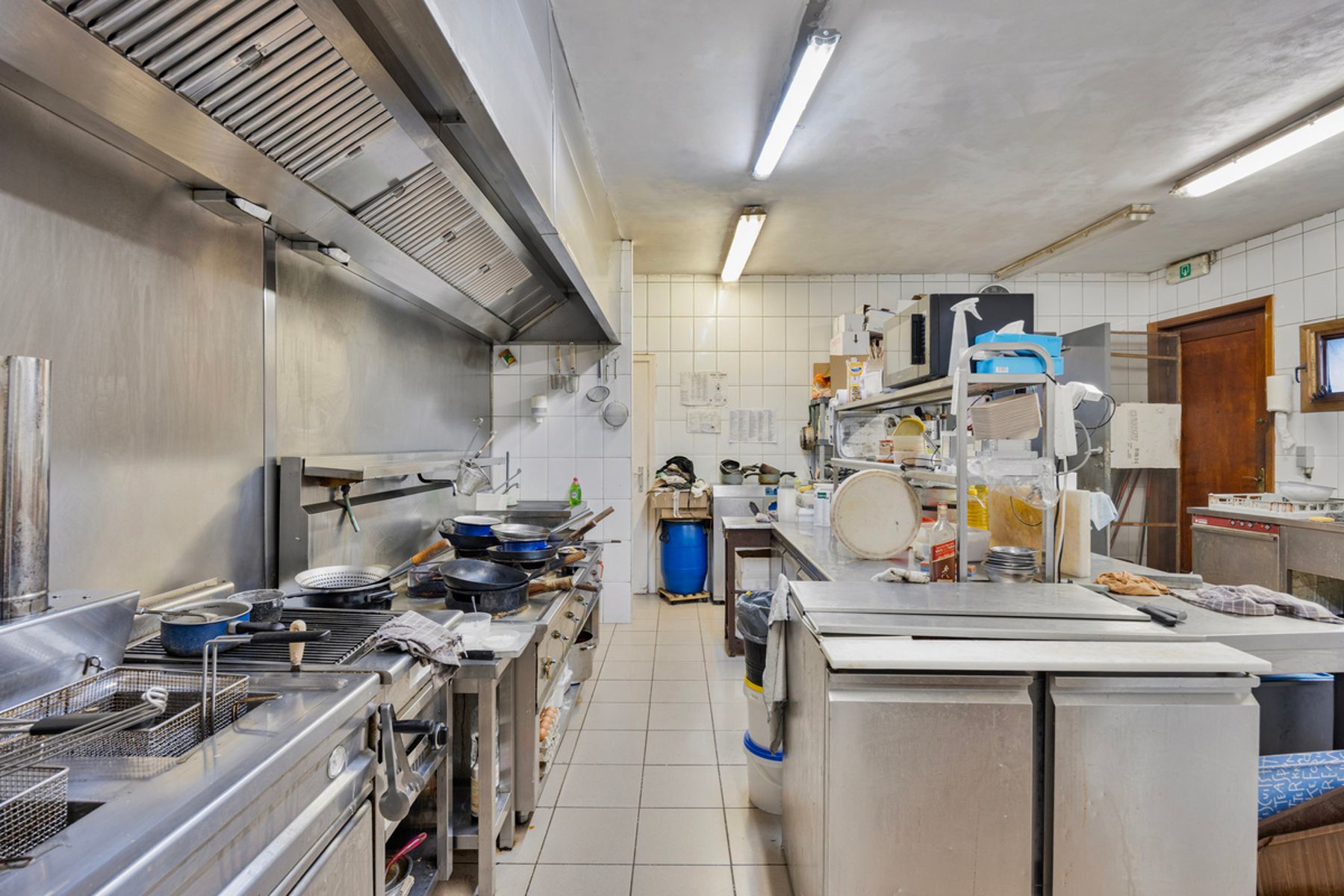 Uniek gelegen handelspand met woning foto 7