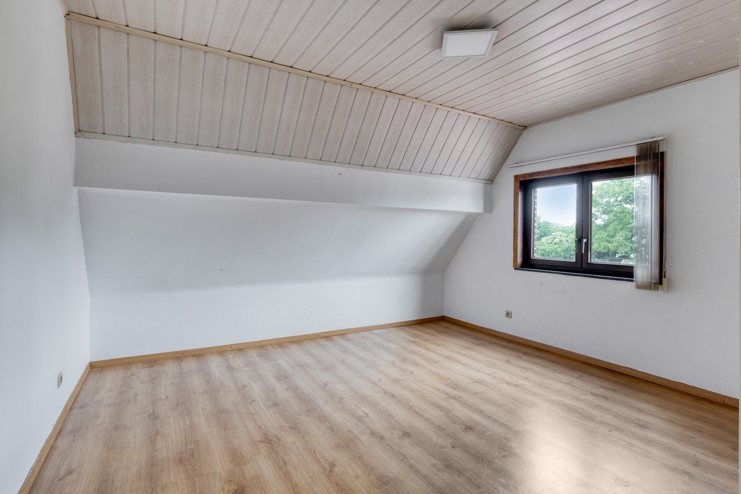 Halfopen gezinswoning met drie slaapkamers (mogelijkheid tot 4), grote tuin en zonnepanelen! foto 27