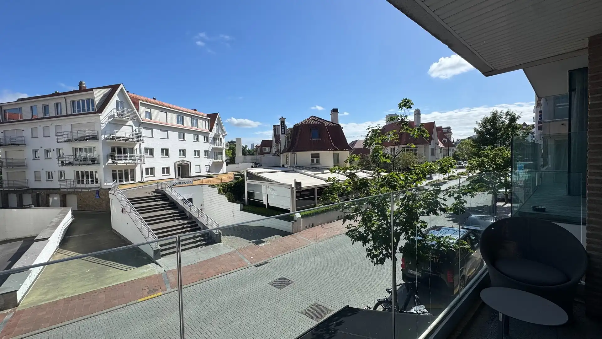 Hedendaags appartement genietend van een open zicht, centraal gelegen op de Kustlaan in het Zoute. foto 9