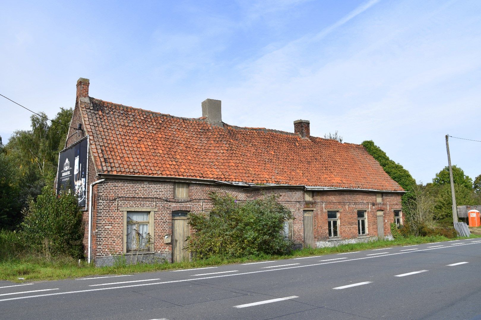 Hoofdfoto van de publicatie: Renovatieproject van 2 karakterhuisjes te koop op West-georiënteerd perceel in Kuurne