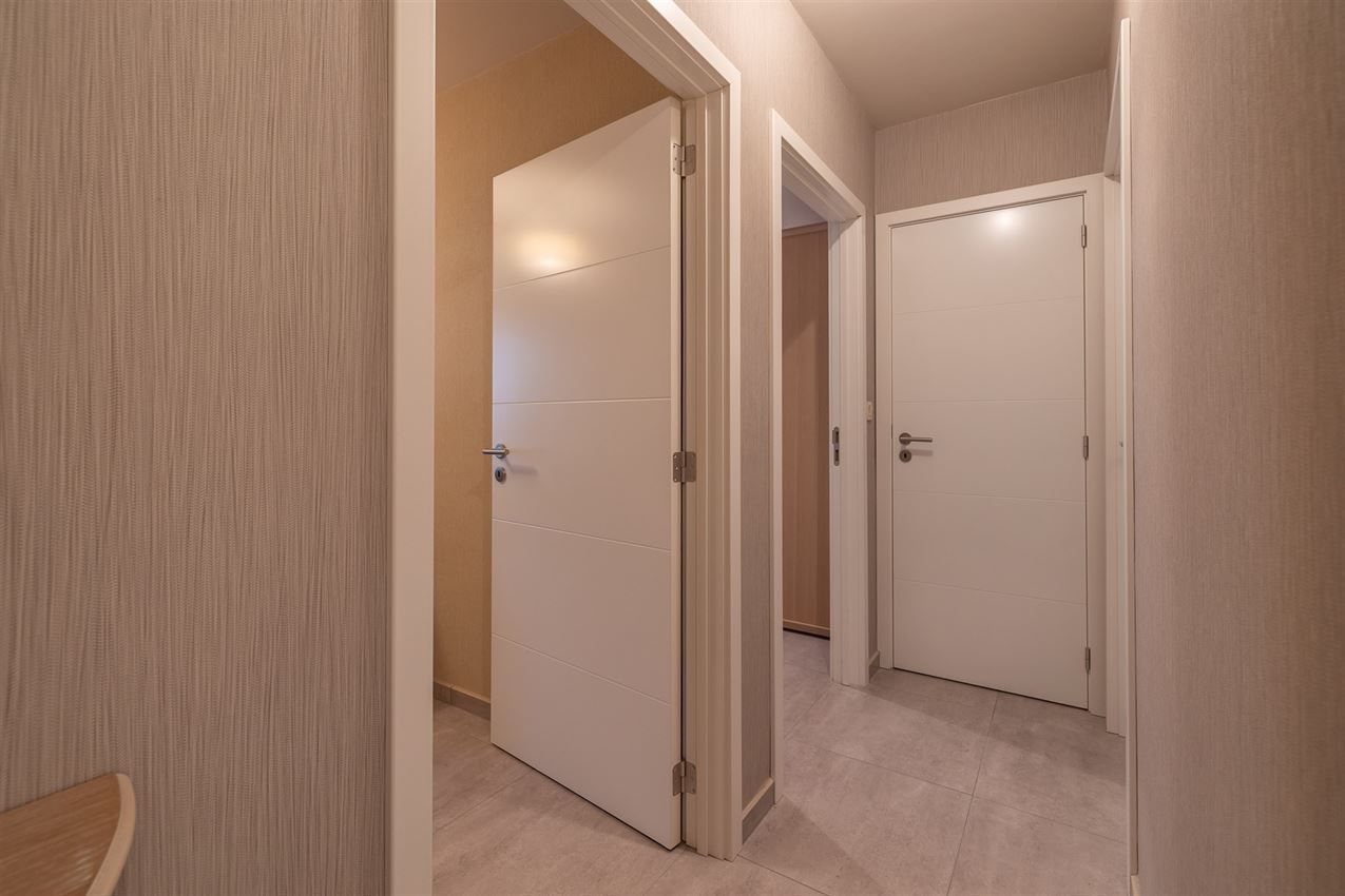 Gelijkvloers tweeslaapkamer appartement met terras en staanplaats in centrum  foto 12