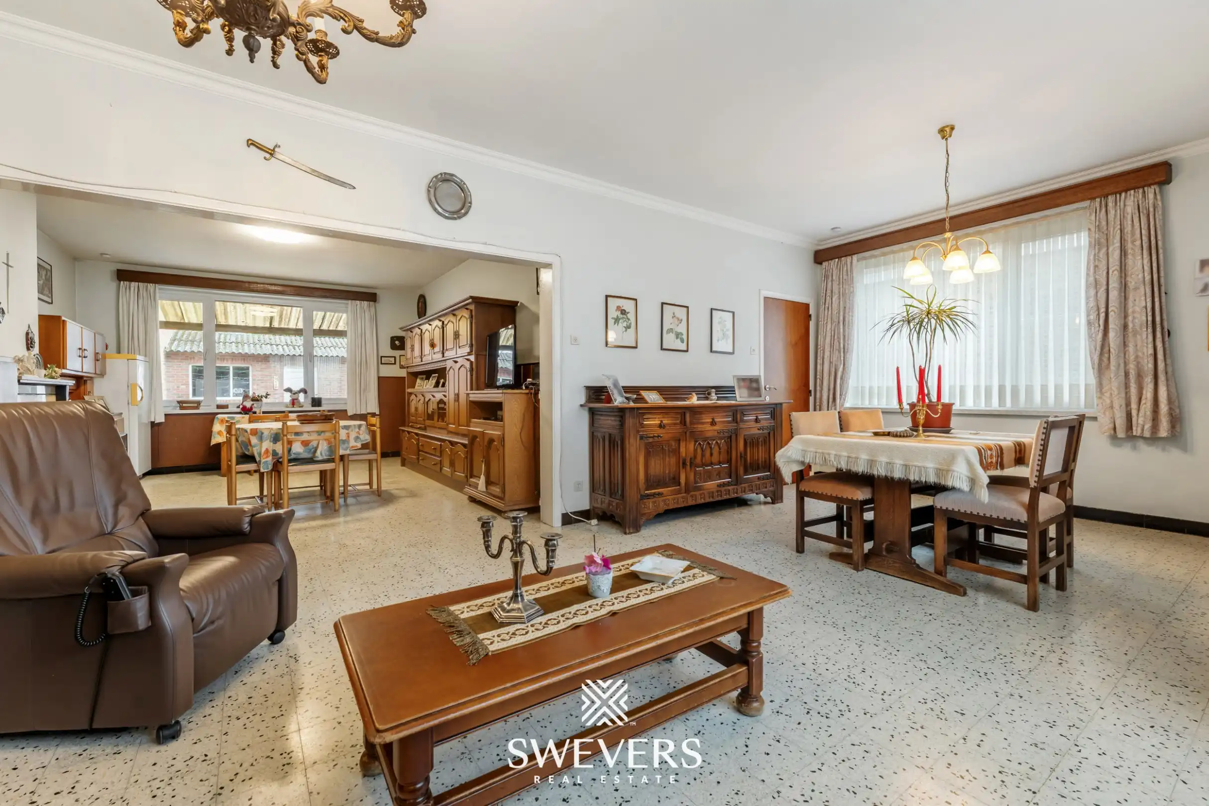 Statige woning met veel potentieel te Hoepertingen foto 2