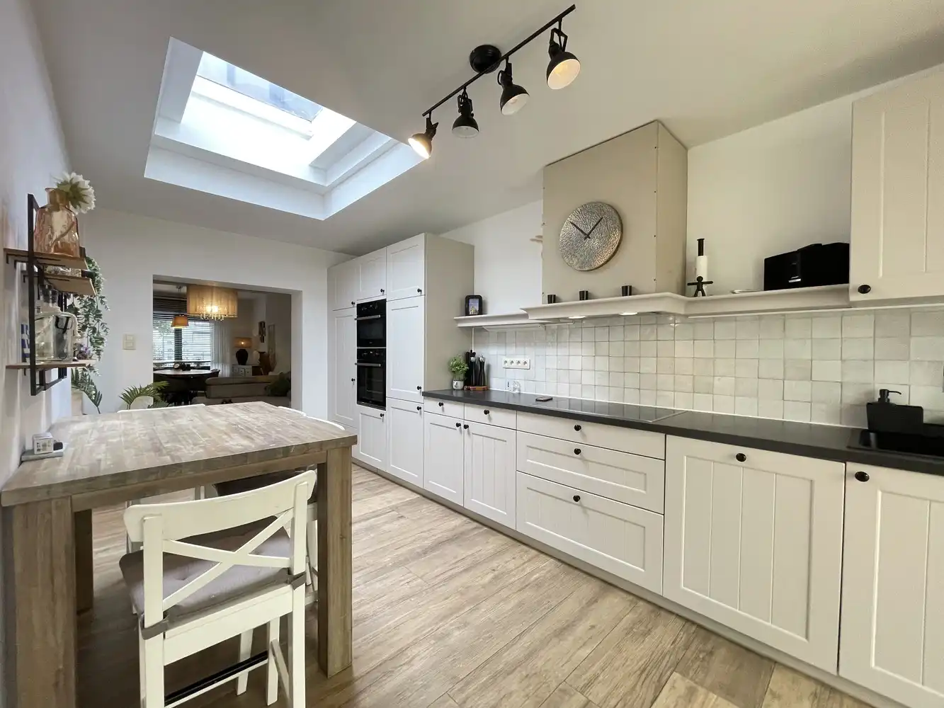 Verrassend ruime en volledig gerenoveerde woning met 3 slaapkamers en tuin foto 4