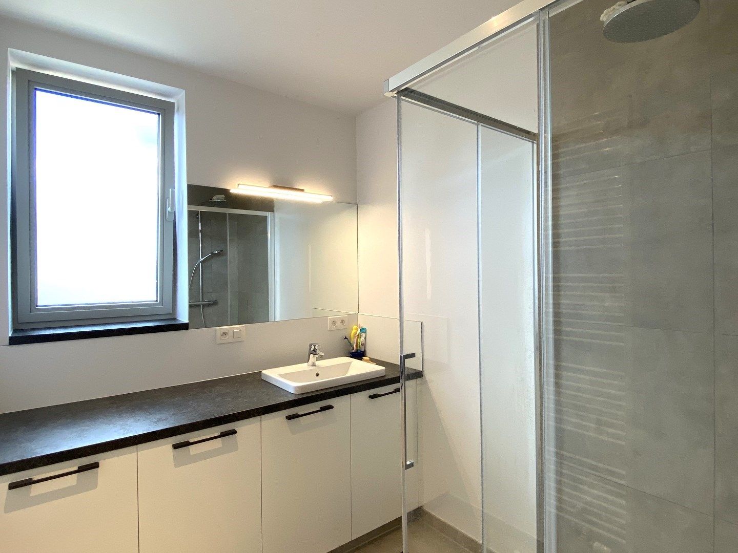 INSTAPKLAAR APPARTEMENT MET 2 SLPKS TERRAS | STAANPLAATS EN GARAGE foto 8