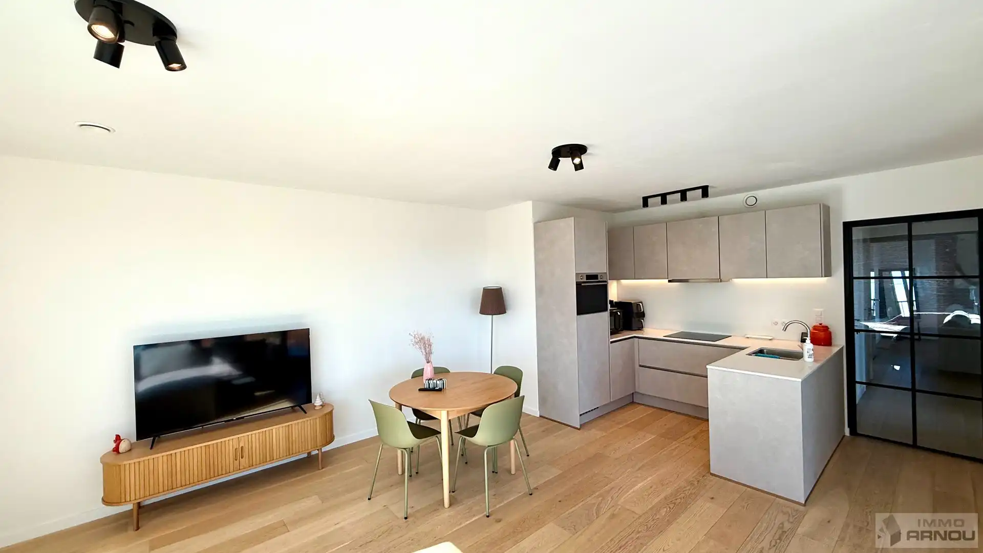 Instapklaar recent appartement met 2 slaapkamers foto 5