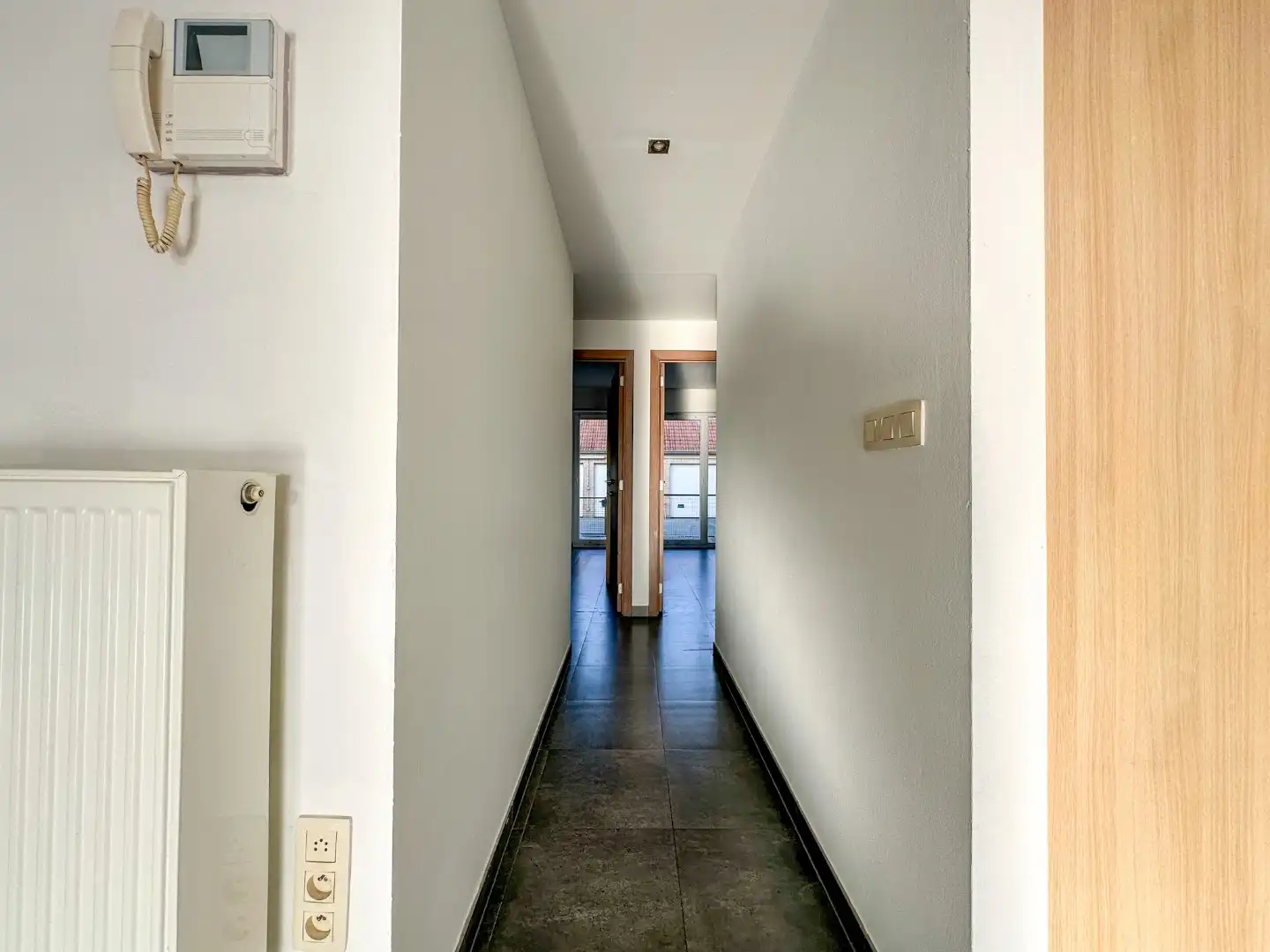 Lichtrijk gelijkvloers appartement met 2 slpk, garage en autostandplaats foto 10