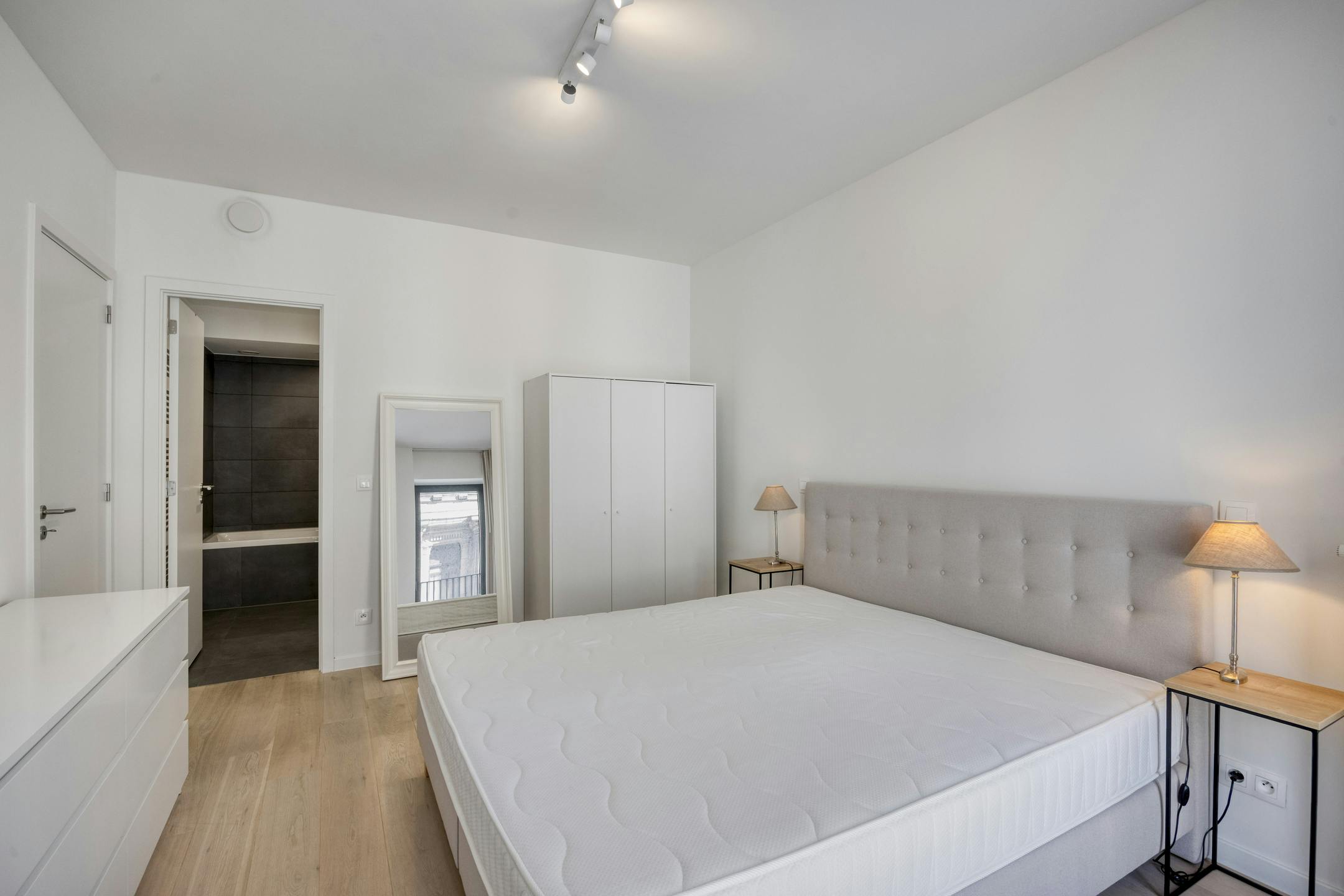 2 slaapkamer appartement te koop in centrum Brussel! foto 9