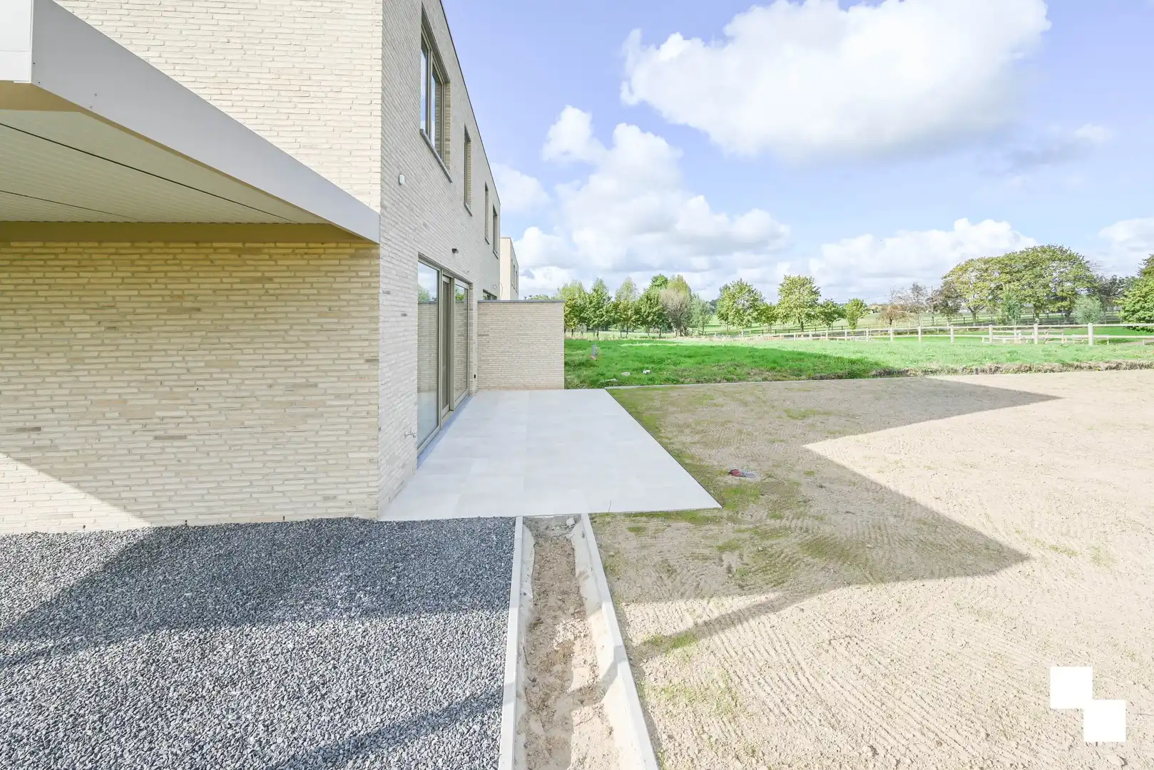 Hoogwaardig afgewerkte halfopen nieuwbouwwoning foto 25