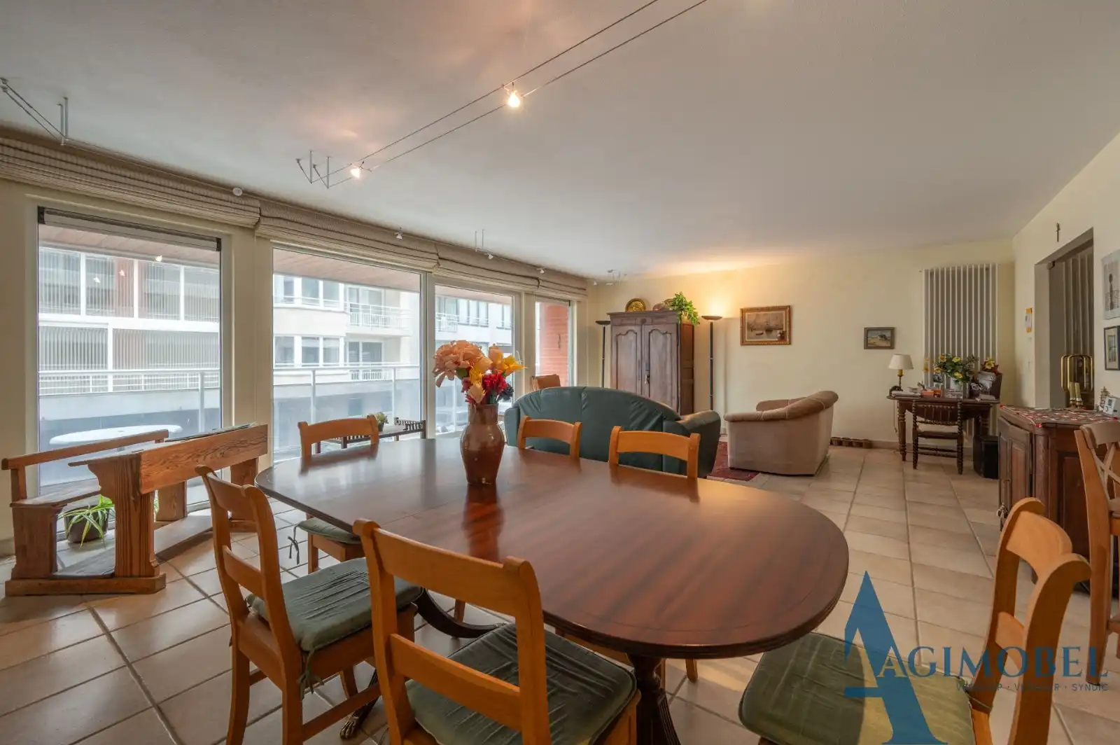 Uitzonderlijk ruim appartement met 4 slaapkamers, veel lichtinval en garage mogelijk vlakbij het Rubensplein! foto {{pictureIndex}}