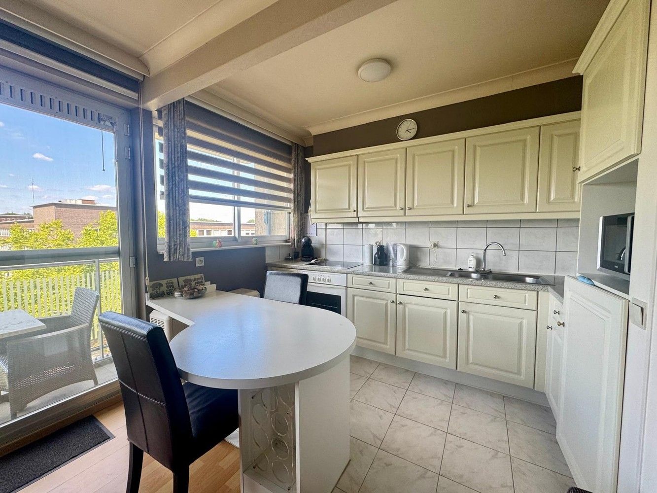 Intrekklaar appartement met terras midden in Genk centrum foto 4