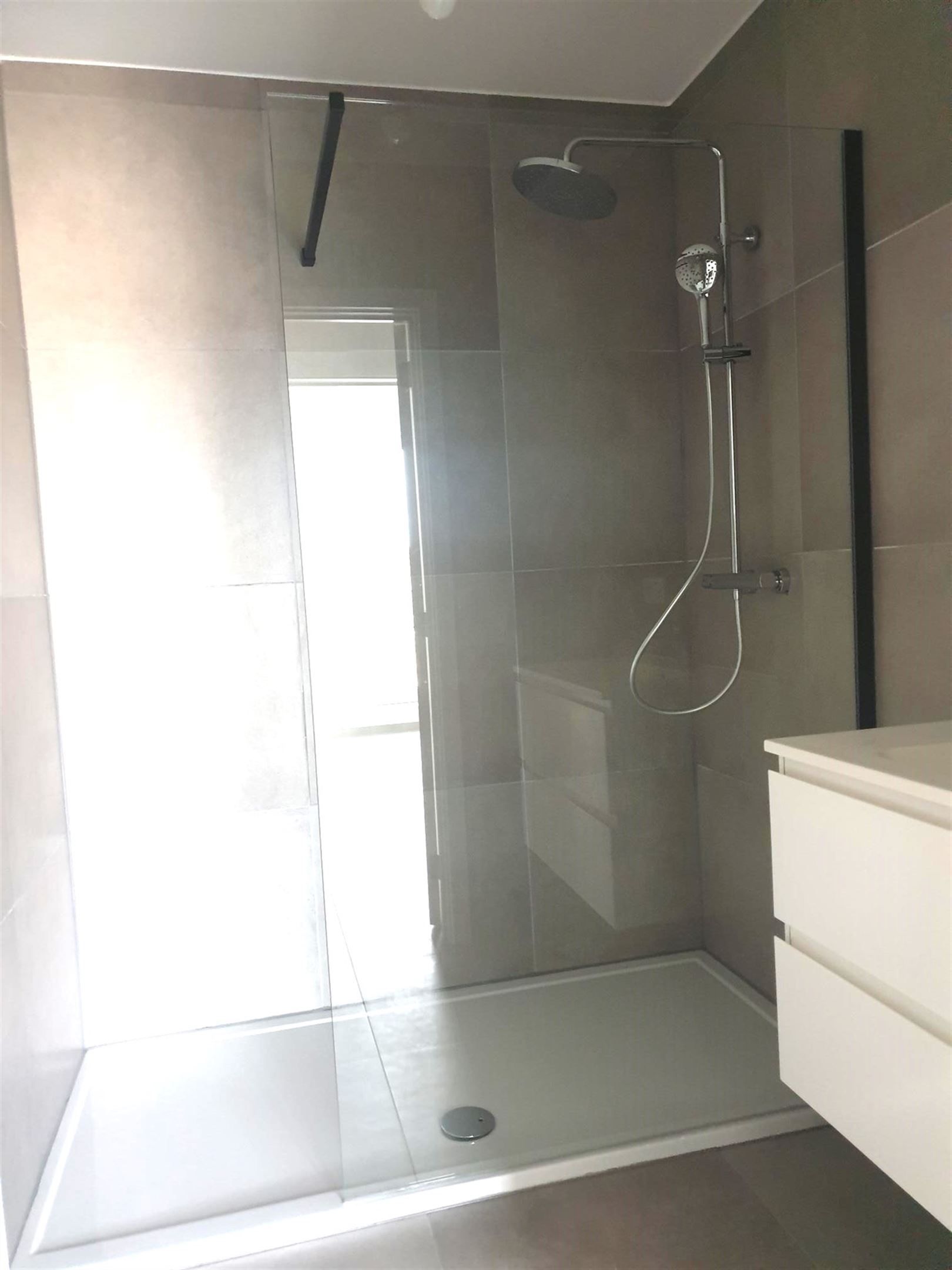 VOLLEDIG OPGESCHILDERD NIEUWBOUWAPPARTEMENT MET TWEE SLAAPKAMERS EN TWEE TERRASSEN foto 12
