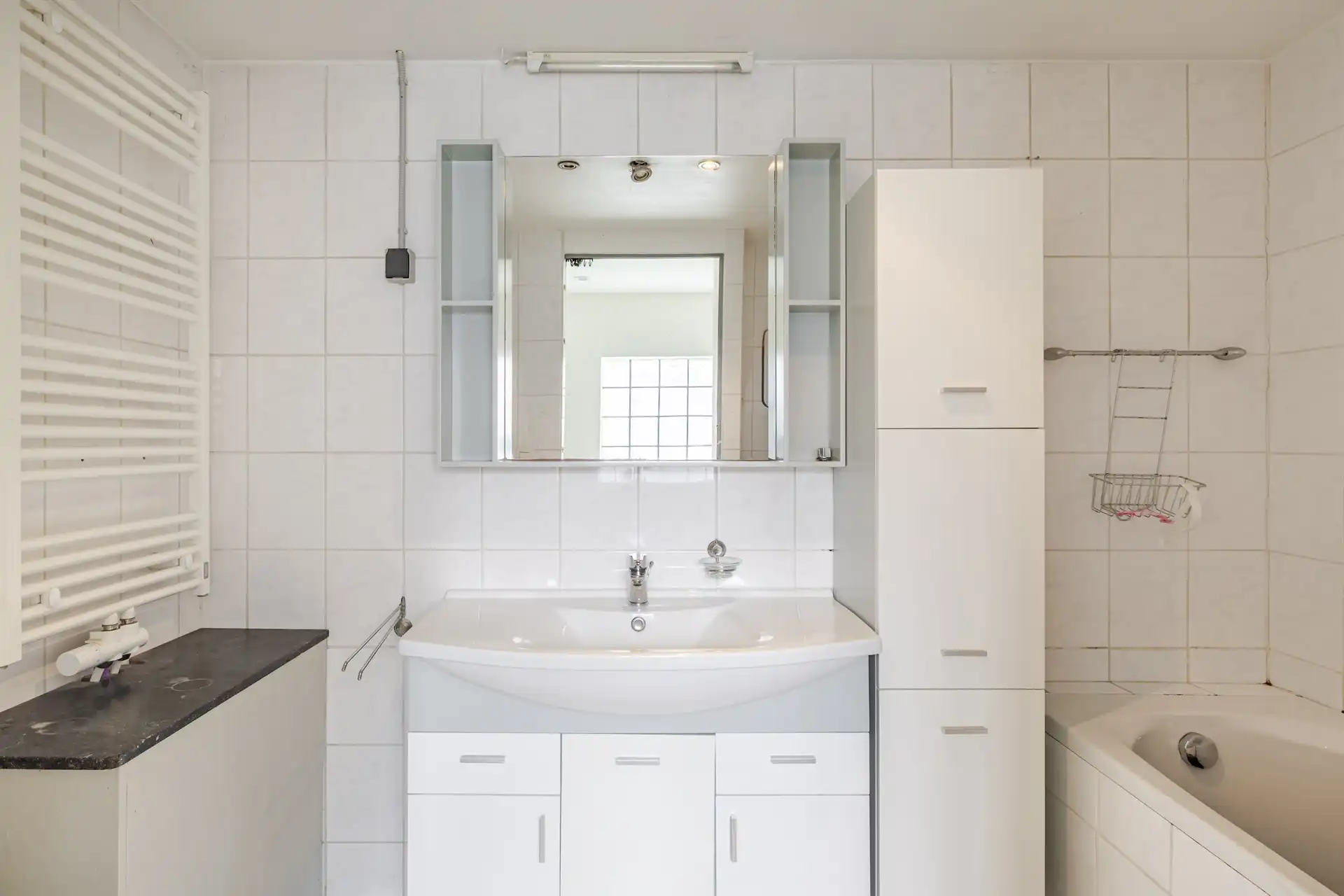 Deels gerenoveerde woning met drie slaapkamers te Erembodegem foto 9