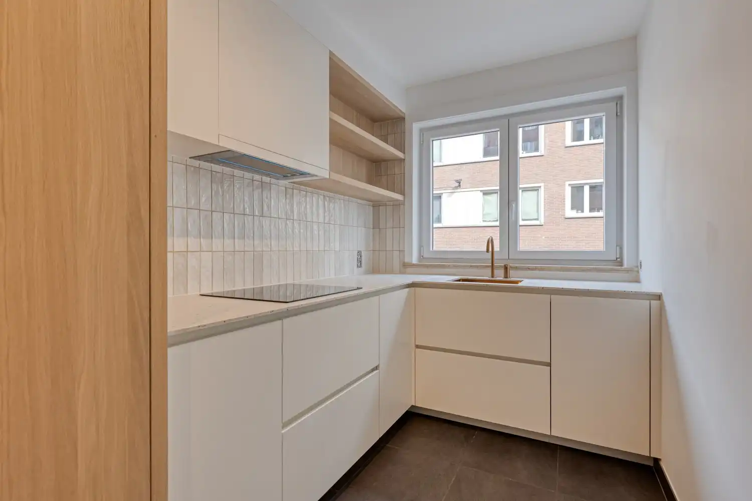 Instapklaar twee slaapkamer appartement met terras nabij het Zuidpark foto 5