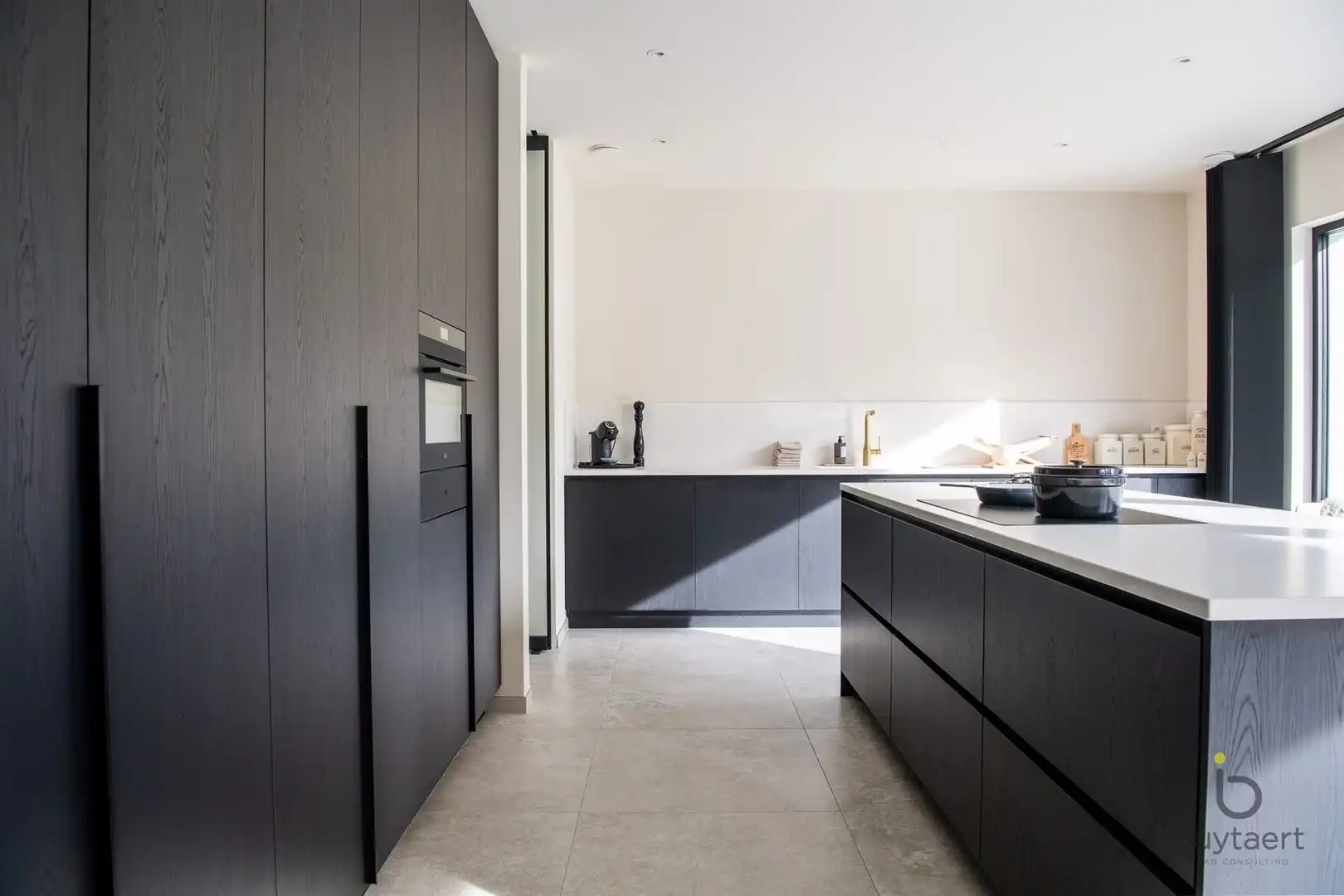 Knappe GELIJKVLOERSE villa + bijgebouw te Halle! foto 12