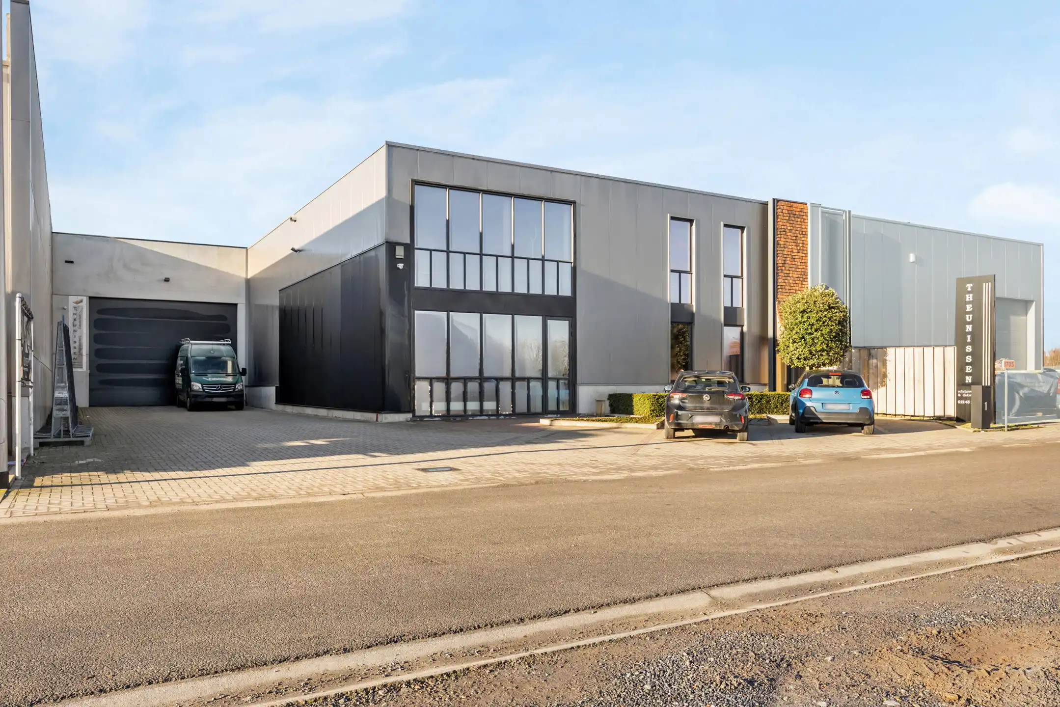 Loods met stijlvolle kantoorruimte te Riemst foto {{pictureIndex}}