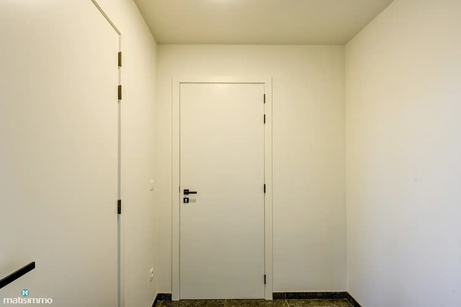 RUIM NIEUWBOUW APPARTEMENT MET 2 SLAAPKAMERS, OVERDEKT TERRAS, GARAGE, AUTOSTAANPLAATS EN KELDERBERGING TE BEVERST foto 5