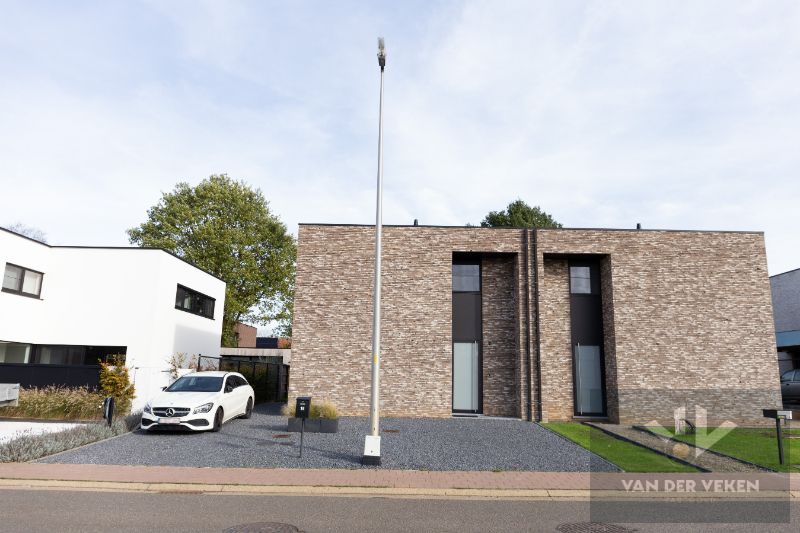 Luxueus en zeer energiezuinige half open bebouwing foto {{pictureIndex}}