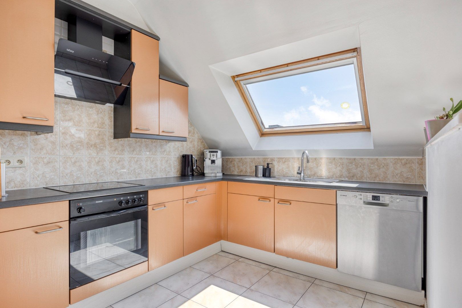 Ruim en licht appartement met 2 slaapkamers én zolderruimte foto 8