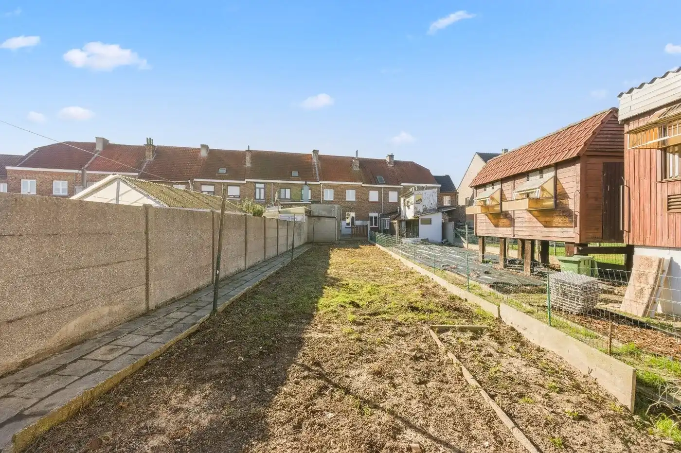 Op te frissen gezinswoning met grote tuin en dubbele garage foto 18