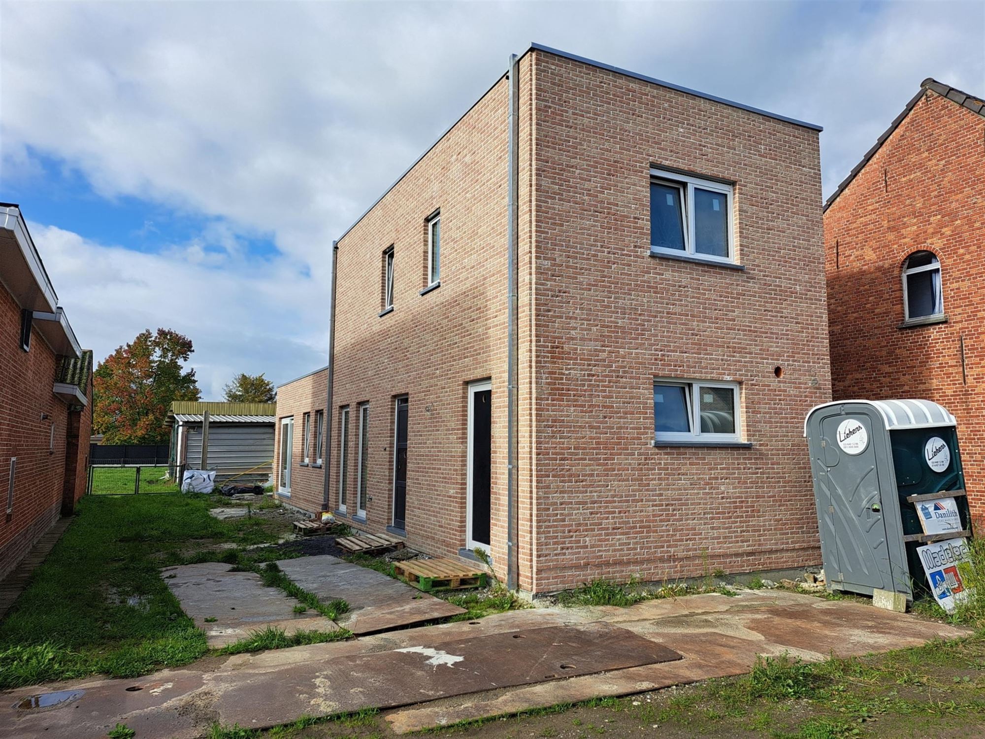 Nieuwbouw woning met 2 slaapkamers en bureel foto {{pictureIndex}}