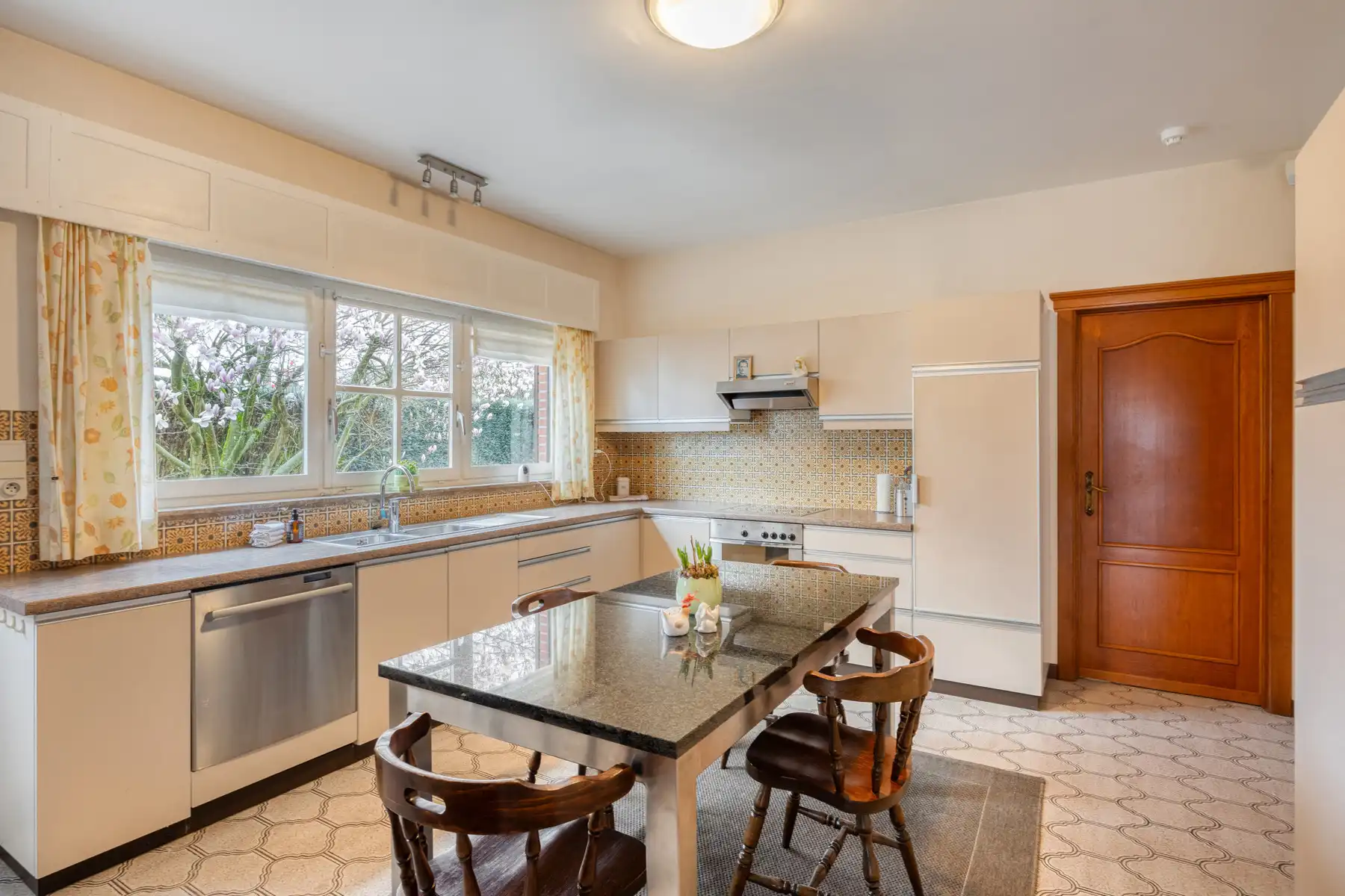 Residentieel gelegen karakterwoning met 4 slaapkamers foto 3