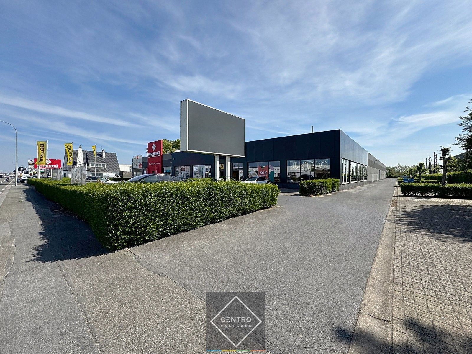 Instapklare HANDELSRUIMTE (1.200m²) met opslagmogelijkheden langs De Torhoutsesteenweg (achter "Juntoo") te Oostende! Gemeenschappelijke parkeermogelijkheid rondom de gebouwen! foto 2