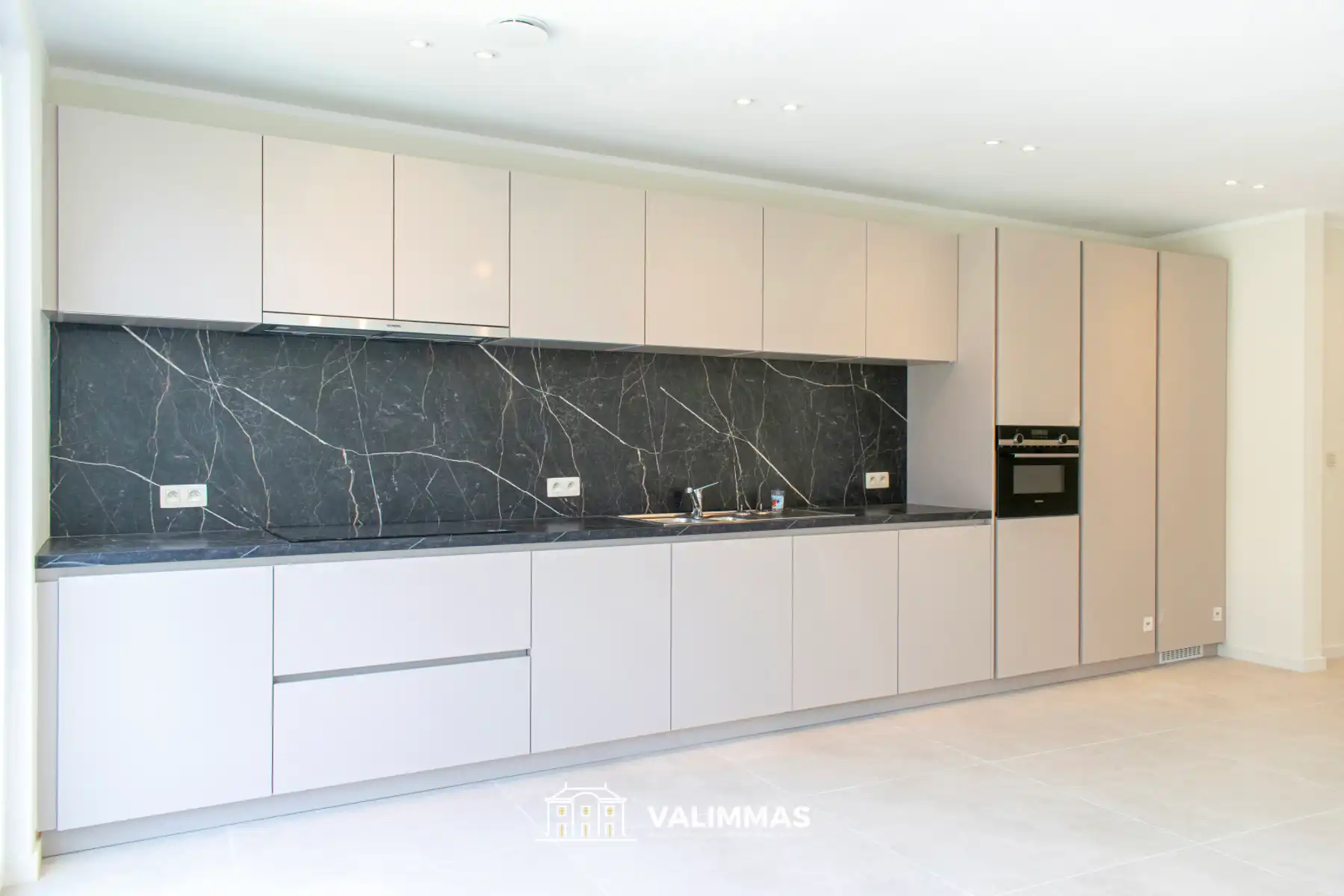 Totaal gerenoveerd duplex-appartement met terras en tuintje foto 6