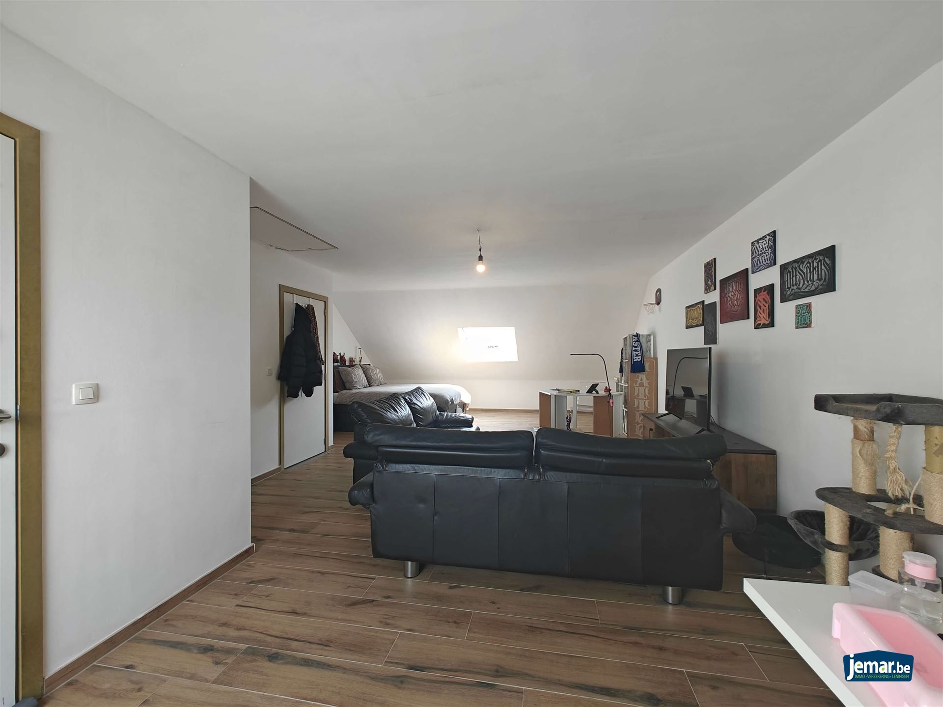 Woning met 5 slaapkamers, 2 badkamers en een grote garage foto 17