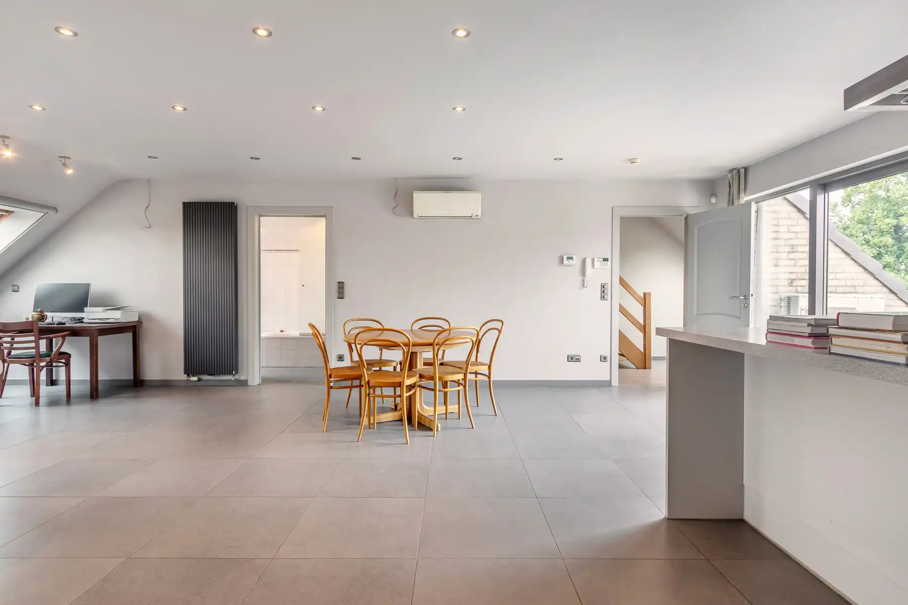 Ruim, triplex appartement met 1 slaapkamer vlakbij centrum foto 4